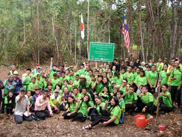 地域の小中高生、大学生、村人など約100名が植林活動に参加