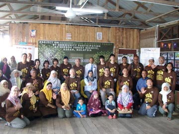 総勢40名ほどの村人、大学生が植林活動に参加